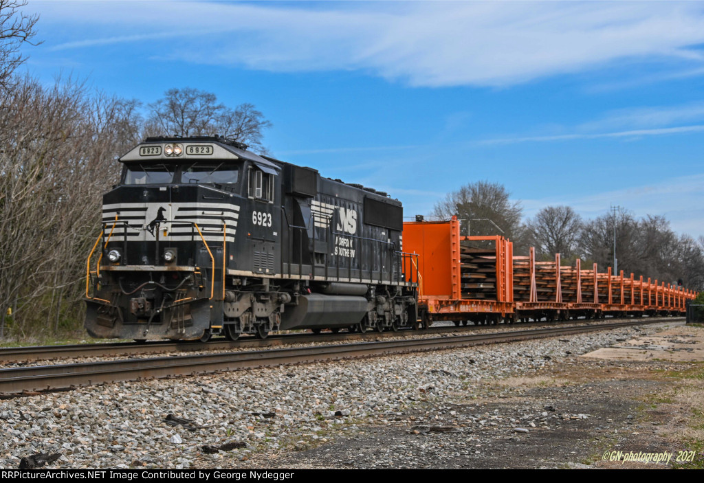 NS 6923 pushing a welded rail train